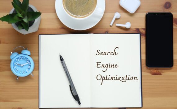 Search engine optimization felirat egy jegyzetfüzeten íróasztalon